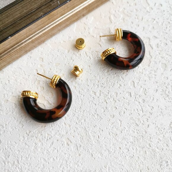 Julie Vos Madison Tortoiseshell Gold Hoop Earrings - Picture 4 of 5